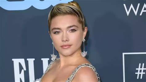 Florence Pugh dévoile ses seins dans un look Valentino ...